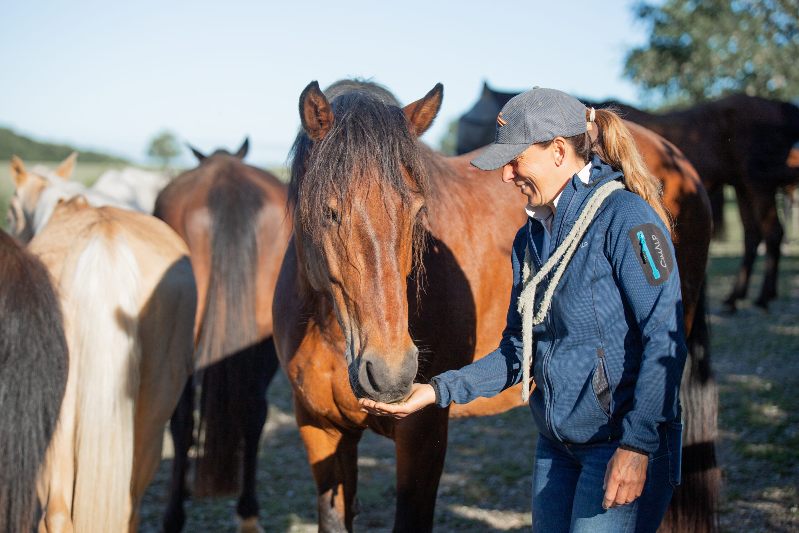 Séverine au milieu de ses chevaux, une croissance raisonnée au service du bien-être équin